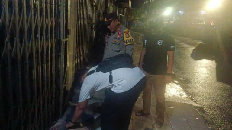Respons Cepat Polsek Tambora, Bantu Pria Sakit di Bawah Flyover Pasar Pagi