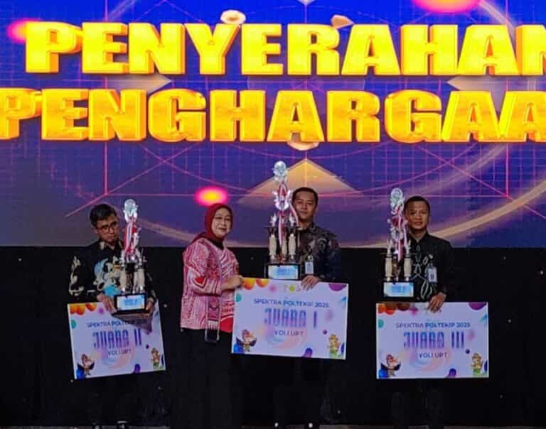 Saat penyerahan penghargaan kepada tim bola voli Lapas Kelas 1 Cipinang, digelaran Turnamen Spektra POLTEKIP, Senin (20/1).