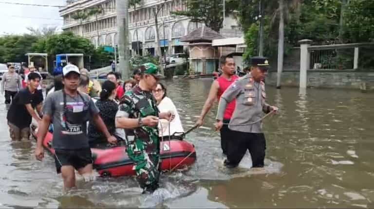 Aksi Sigap Polsek Cengkareng, Evakuasi Warga Kebanjiran Gunakan Perahu Karet di Taman Kencana