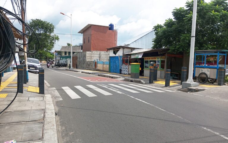 Warga Ngeluh Tak Ada Rambu Bus Stop Jak 50 di SMK Ad-Da’wah