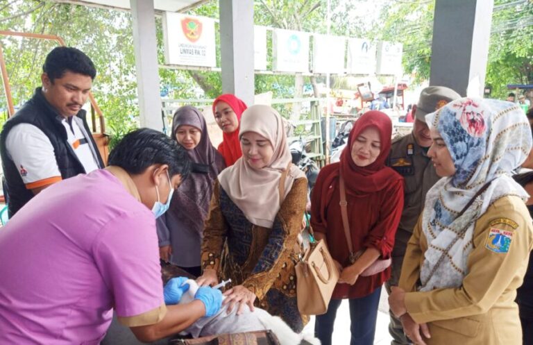 Sudin KPKP Jakarta Barat Gelar Vaksin Rabies Gratis di RW 02 Kelurahan Angke