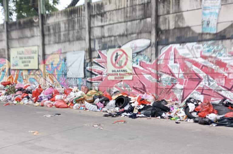 Sampah Berserakan Dipinggir Jalan Kihajar Dewantaro Kelurahan Ketapang
