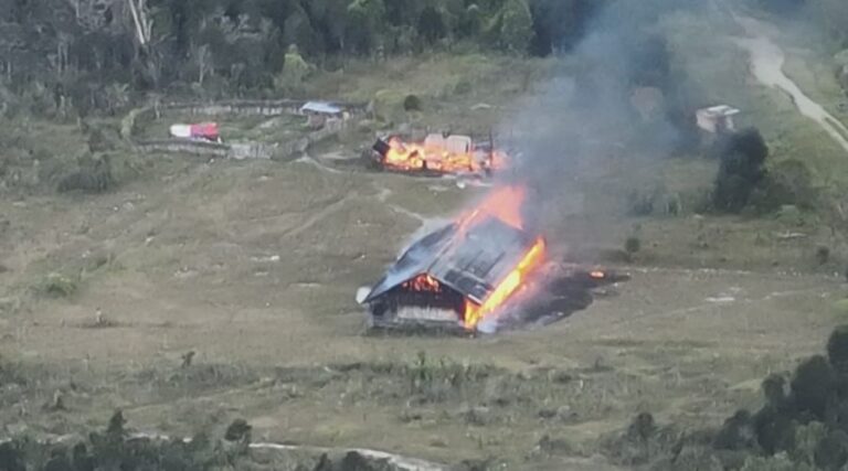 Akibat Perselingkuhan, Komplotan KKB Serang Warga dan Bakar Bangunan