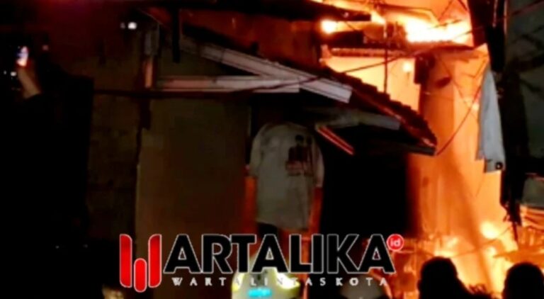Kebakaran Rumah Tinggal di Kedoya Utara Jakarta Barat, 9 Unit dan 45 Personel Gulkarmat 