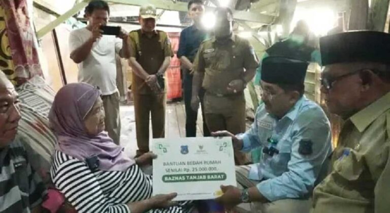 Bupati Anwar Sadat, langsung turun ke lapangan meninjau kondisi rumah Nenek Arbaiyah di Gang Setia Budi, RT 04, Kelurahan Tungkal Harapan