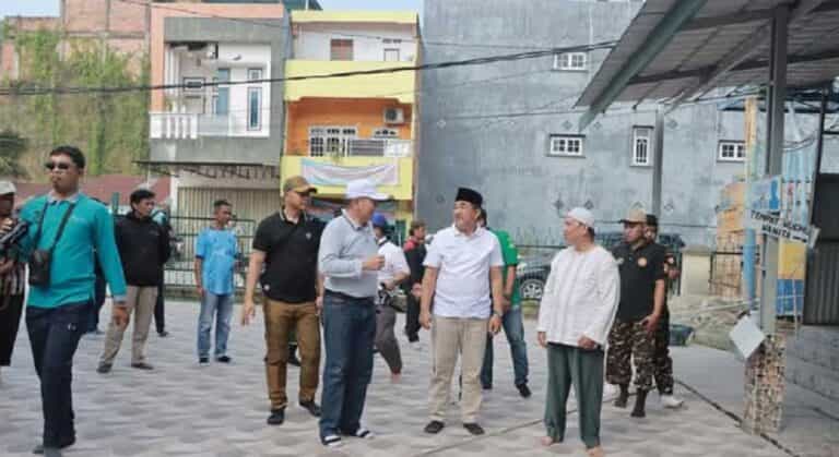 Pemerintah Kabupaten Tanjung Jabung Barat melalui inisiatif Bupati Drs. H. Anwar Sadat, M.Ag menggelar kegiatan gotong royong di sejumlah