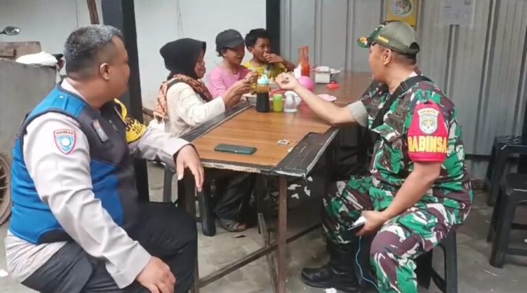 Wujud Empati, TNI-Polri di Jakbar Beri Bantuan Makanan untuk PPKS
