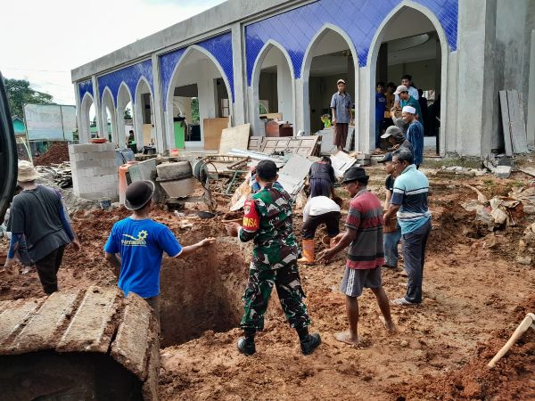 Babinsa Koramil 14/Panongan Melaksanakan Gotong Royong di Masjid Nurul Yakin