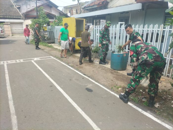 Mengantisipasi Banjir Babinsa Koramil 01/Tgr Bersihkan Lingkungan