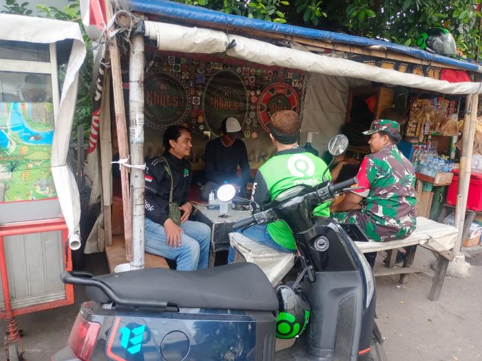 Eratkan Hubungan dengan Ojol dan Warga Binaan, Babinsa Serka Rusnanto Lakukan Komsos