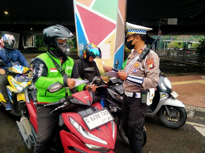 Hari Pertama Operasi Keselamatan 2025, Sat Lantas Jakbar Fokus pada Edukasi Pengendara