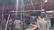 Petugas satpol pp saat membongkar kantor ormas LMP