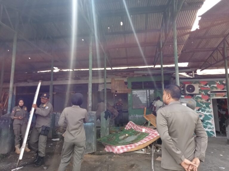 Petugas satpol pp saat membongkar kantor ormas LMP