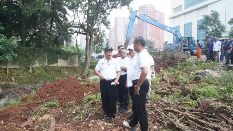 Pemkot Jakarta Selatan Lakukan Pengerukan Kali Grogol Guna Atasi Banjir