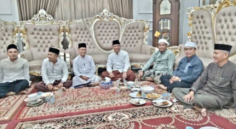 Wabup mengelar syukuran di Rumah Dinas jabatan Wakil Bupati Tanjab Barat ditandai dengan doa bersama para Ulama dan masyarakat sekitar