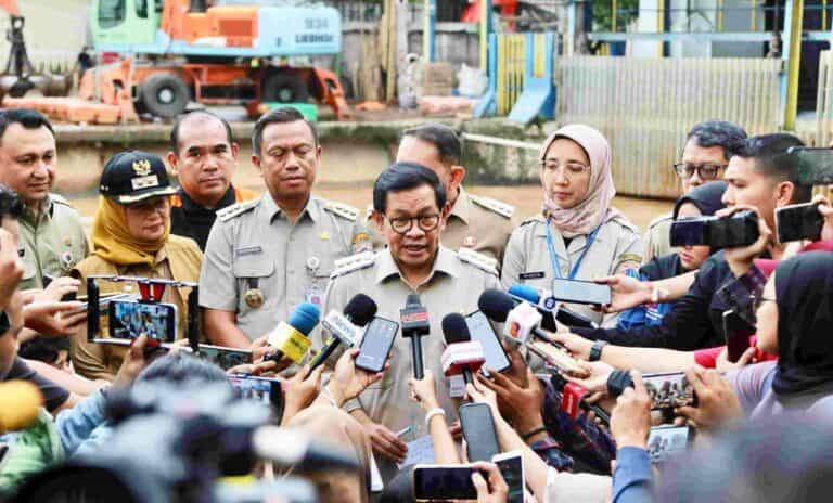 Walikota Jaksel Munjirin Dampingi Gubernur DKI Tinjau Pintu Air Manggarai