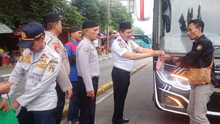 Kepala Terminal Kalideres Turun Langsung Bagikan Takjil kepada Pengguna Jalan
