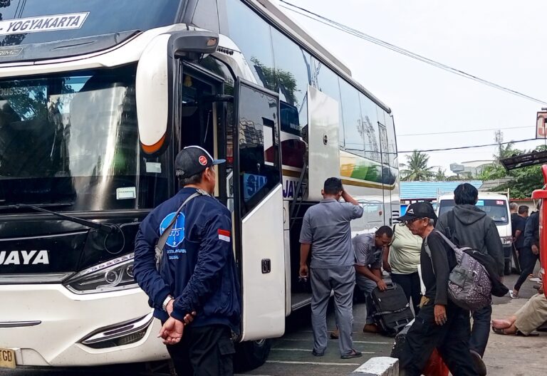 Suasana Terminal Kalideres Masih Sepi Penumpang