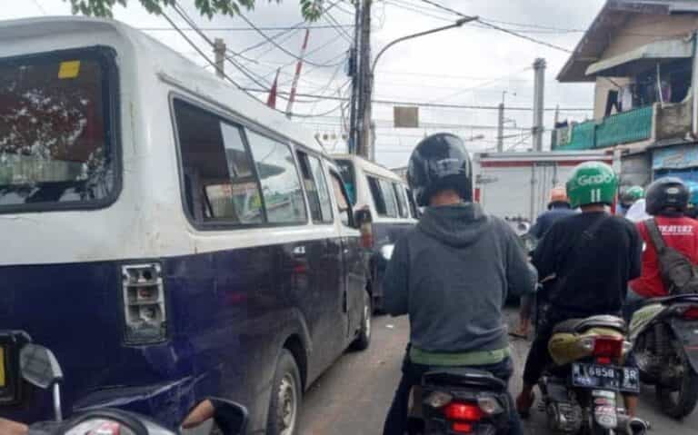 Macet Dipersimpangan Perlintasan Rel Kereta Api di Semanan Dikeluhkan Warga