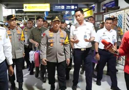 Kapolri Jenderal Listyo Sigit Tinjau Arus Mudik di Stasiun Tugu Yogyakarta
