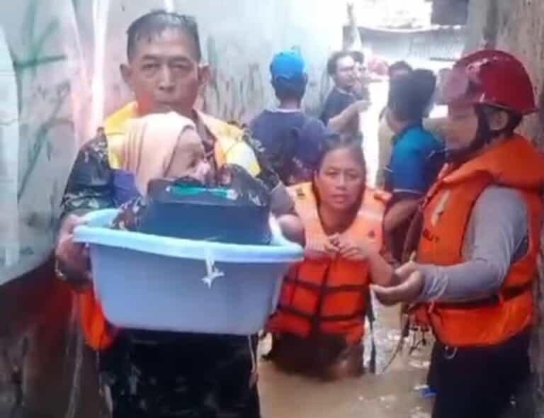 Tanggap Cepat, Aksi Sertu Buhari Selamatkan Balita Korban Banjir