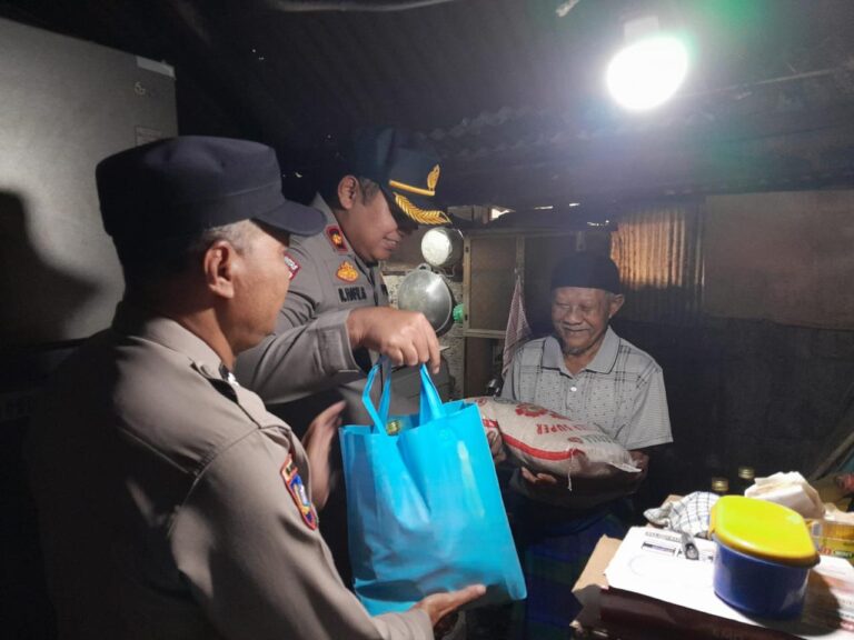 Bulan Ramadhan, Polsek Grogol Petamburan Berbagi Sembako untuk Warga Slum Area