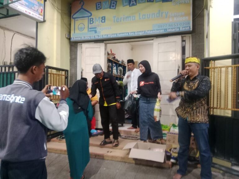 Berbagi Kebahagiaan, Jurnalis Gandeng Pengusaha Jakbar Berikan Santun 50 Anak Yatim