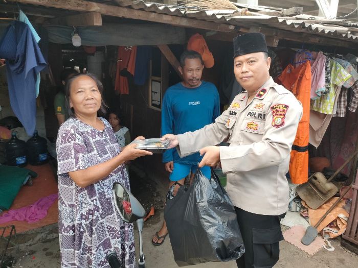 Polsek Kelapa Gading Bagikan Takjil Kepada Warga di Jalan H Oyar