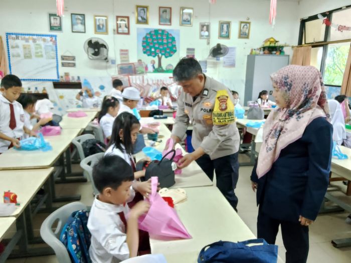 Polsek Kelapa Gading Monitor Pembagian Makanan Bergizi Gratis bagi Siswa di Pegangsaan Dua