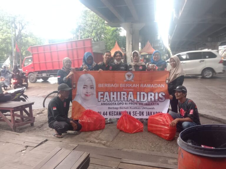 Bang Japar Pademangan Berbagi Berkah Ramadan di Perempatan Lodan Raya
