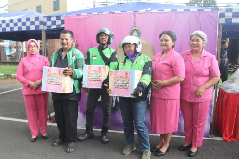Bhayangkari Peduli, 750 Driver Ojol Dapat Sembako Gratis dari Polres Metro Jakbar