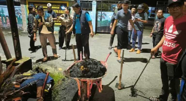 Bupati Tanjab Barat, Drs. H. Anwar Sadat, M.Ag., memimpin langsung aksi bersih-bersih drainase di sepanjang Jalan Sriwijaya, Kecamatan