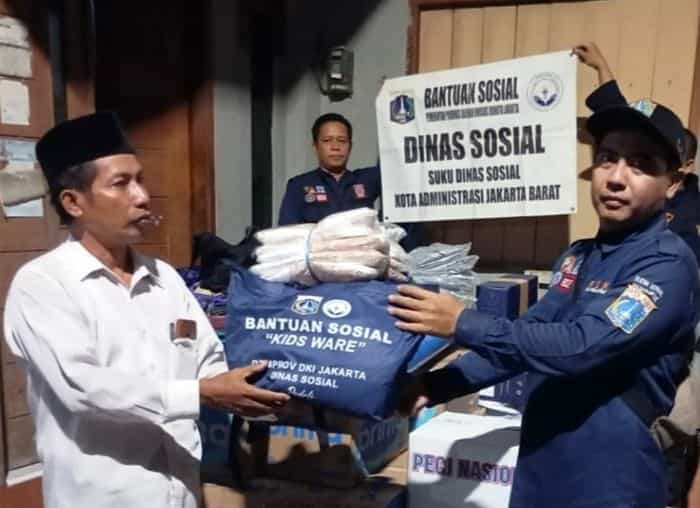 Gerak Cepat, Sudinsos Jakbar Salurkan Bantuan Bagi Penyintas Angin Kencang di Kamal