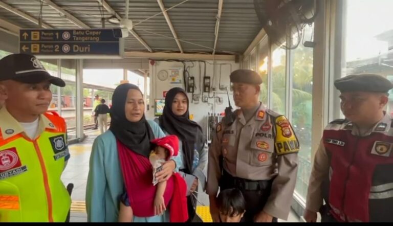 Tersesat di Jakarta, Ibu dan Tiga Anak Dibantu Polsek Grogol Petamburan Menuju Stasiun