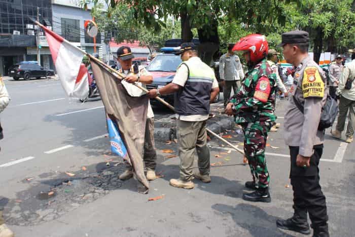 Operasi Berantas Jaya: Ruang Publik Tamansari Dibersihkan dari Atribut Ormas