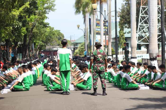Batalyon Arhanud 6/BAY Tanamkan Nilai Disiplin Kepada Pelajar SMKN 8 Jakarta