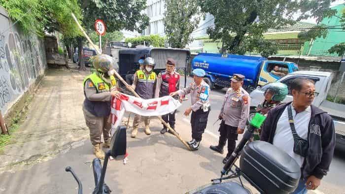 Puluhan Atribut Ormas Ditertibkan di Kembangan dalam Operasi Berantas Jaya 2025