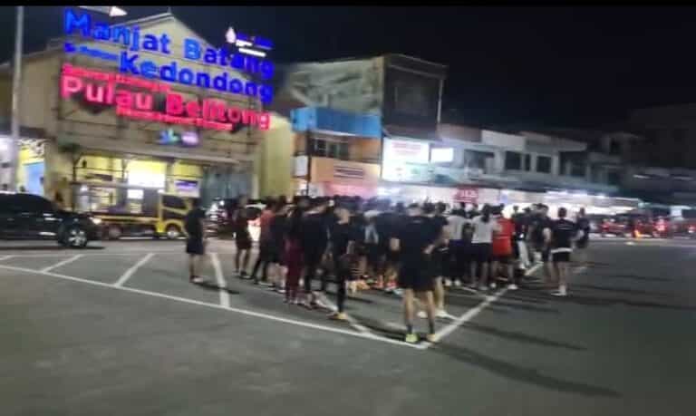 Satlantas Polres Belitung melaksanakan pengawalan kegiatan “GLOW RUN IN COTTON” di Kota Tanjungpandan