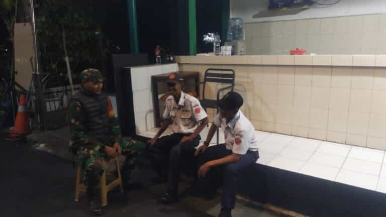 Babinsa Koramil 07/KB Monitoring Siskamling dan Patroli Sambang di Pos Keamanan