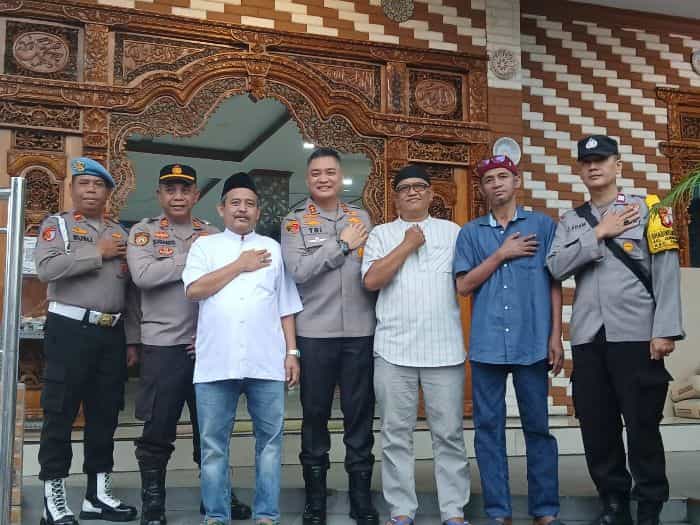 Wakapolres Metro Jakarta Barat Serahkan Bantuan untuk Renovasi Masjid Al Ikhlas Tambora