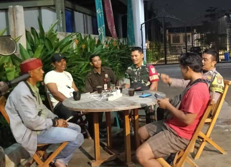 Babinsa dan Bhabinkamtibmas Monitoring Siskamling RW 05 Bojong Rawalumbu, Wujudkan Lingkungan Aman dan Kondusif