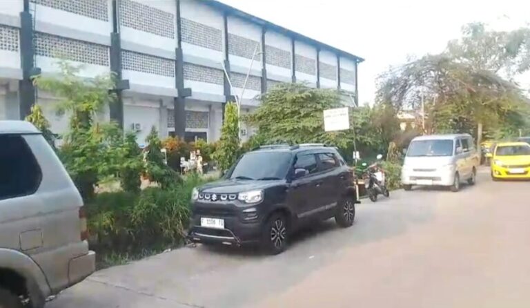 Warga Keluhkan Parkir Liar di Bahu Jalan Sawah Dalam Cipondoh Kota Tangerang