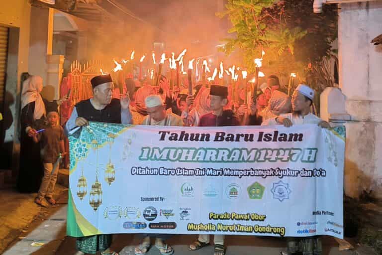 Malam Tahun Baru Islam, Warga RW 01 Kelurahan Gondrong Meriahkan Pawai Obor