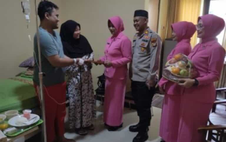Kapolsek Bekasi Barat dan Bhayangkari Jenguk Anggota Sakit, Wujud Solidaritas dan Kepedulian
