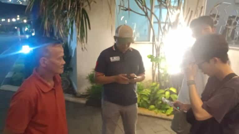 Polsek Grogol Petamburan Bantu WNA Tiongkok Temukan HP Hilang di Taksi Online
