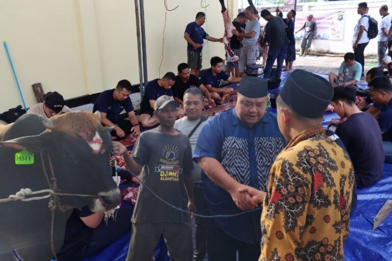 Kapolres Belitung Serahkan 7 Ekor Sapi dan 3 Ekor Kambing untuk Qurban Idul Adha 2025