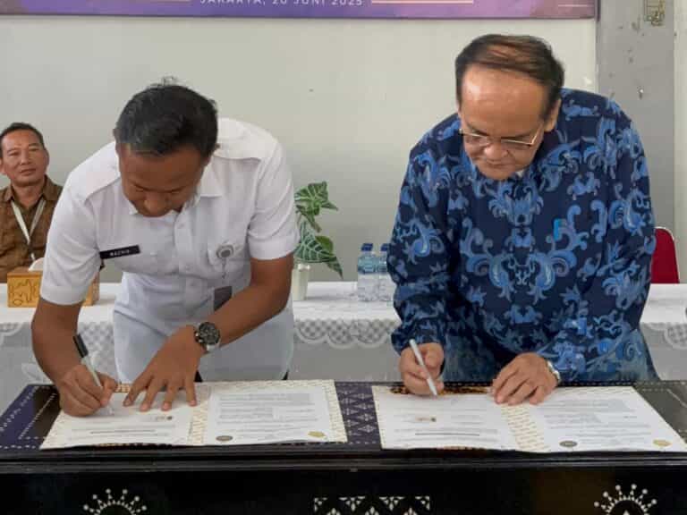 Kalapas Kelas I Cipinang, Wachid Wibowo, dan Rektor IBI Kosgoro 1957, Dr. Haswan Yunaz saat penandatanganan Perjanjian Kerjasama, Jumat (20/6).