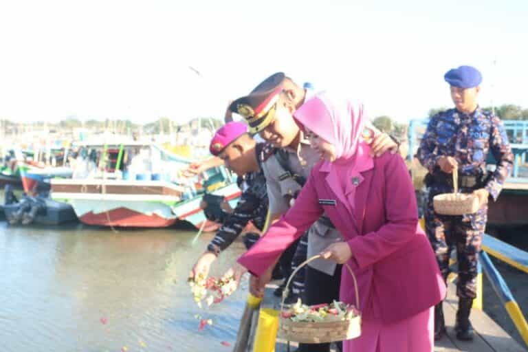 Polres Belitung Gelar Tabur Bunga di Laut, Wujud Penghormatan di Hari Bhayangkara ke-79
