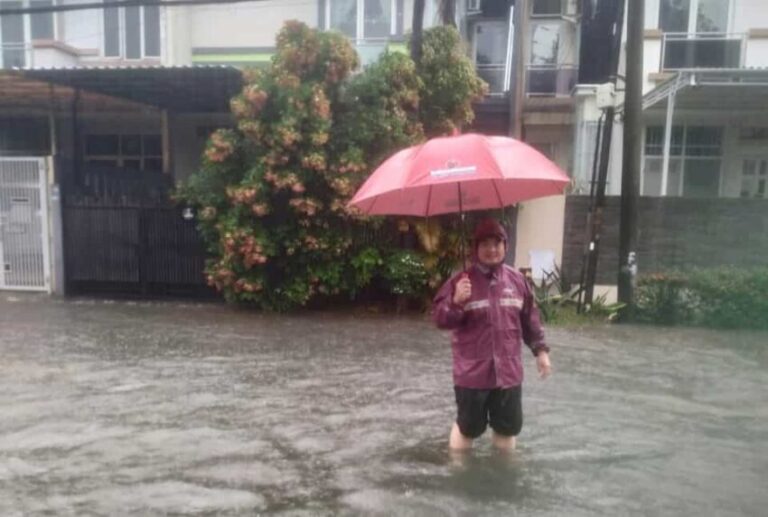 Tanggul Jebol Akibat Hujan Lebat, Perumahan Taman Semanan Indah Kebanjiran