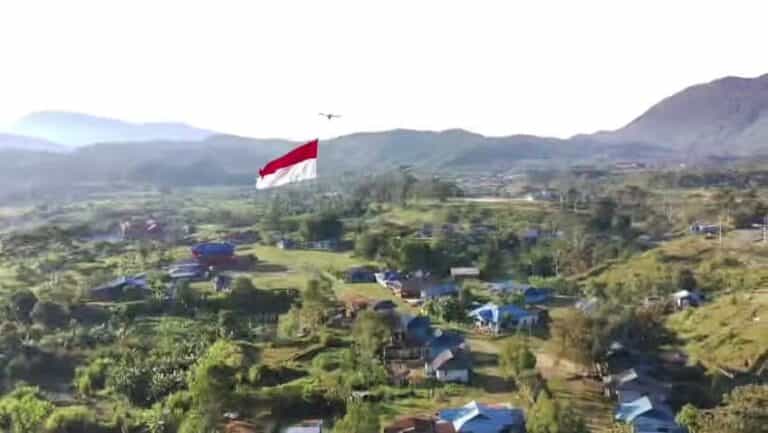 Bendera Merah Putih Berkibar Perkasa di Pegunungan Bintang Papua